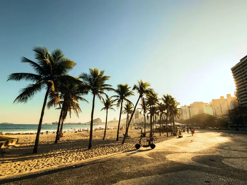 Coqueiros e calçadão da praia de Copacabana, perto do Modo Copacabana Santa Clara